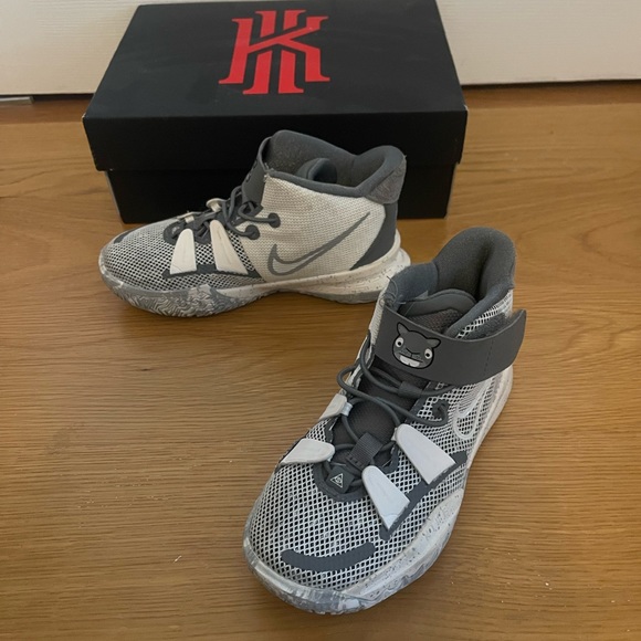 Kyrie 7 SE boys sneakers size 12 - Picture 2 of 5